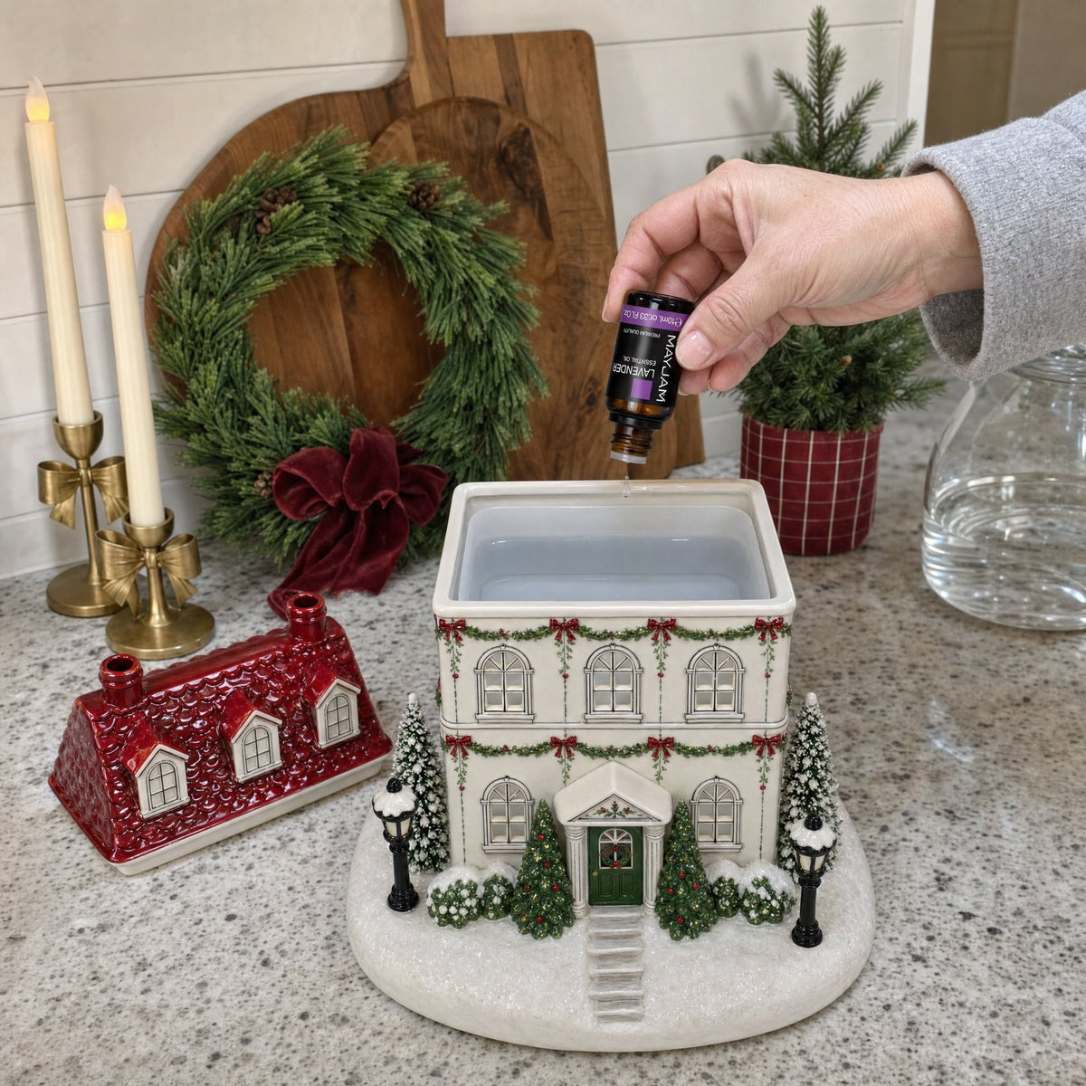 🏡Christmas House Aroma Diffuser – Gentle Mist & Glowing Windows